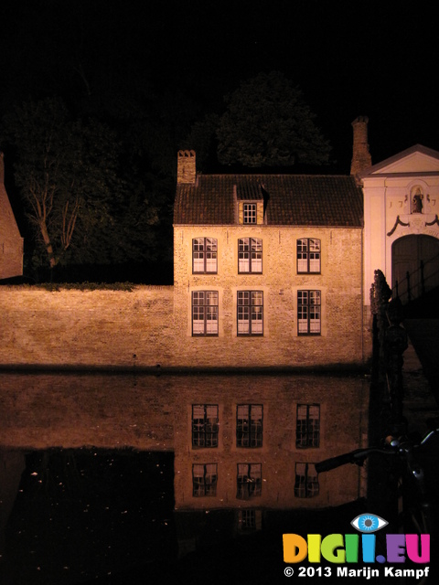 SX30184 Begijnhof at night